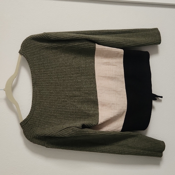 Color Block Crop Sweater - Picture 2 of 3